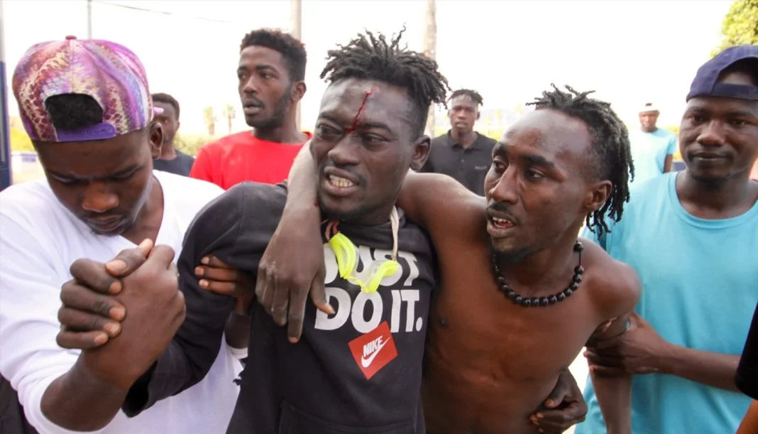 Varios migrantes se dirigen al Centro Temporal de Inmigrantes (CETI), después de saltar la valla de Melilla (Foto: Europa Press) Varios migrantes se dirigen al Centro Temporal de Inmigrantes (CETI), después de saltar la valla de Melilla (Foto: Europa Press)