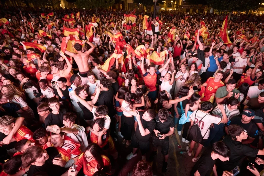 aficionados_seleccion_espanola_celebran_victoria_espana_final_mundial aficionados seleccion espanola celebran victoria espana final mundial Moncloa