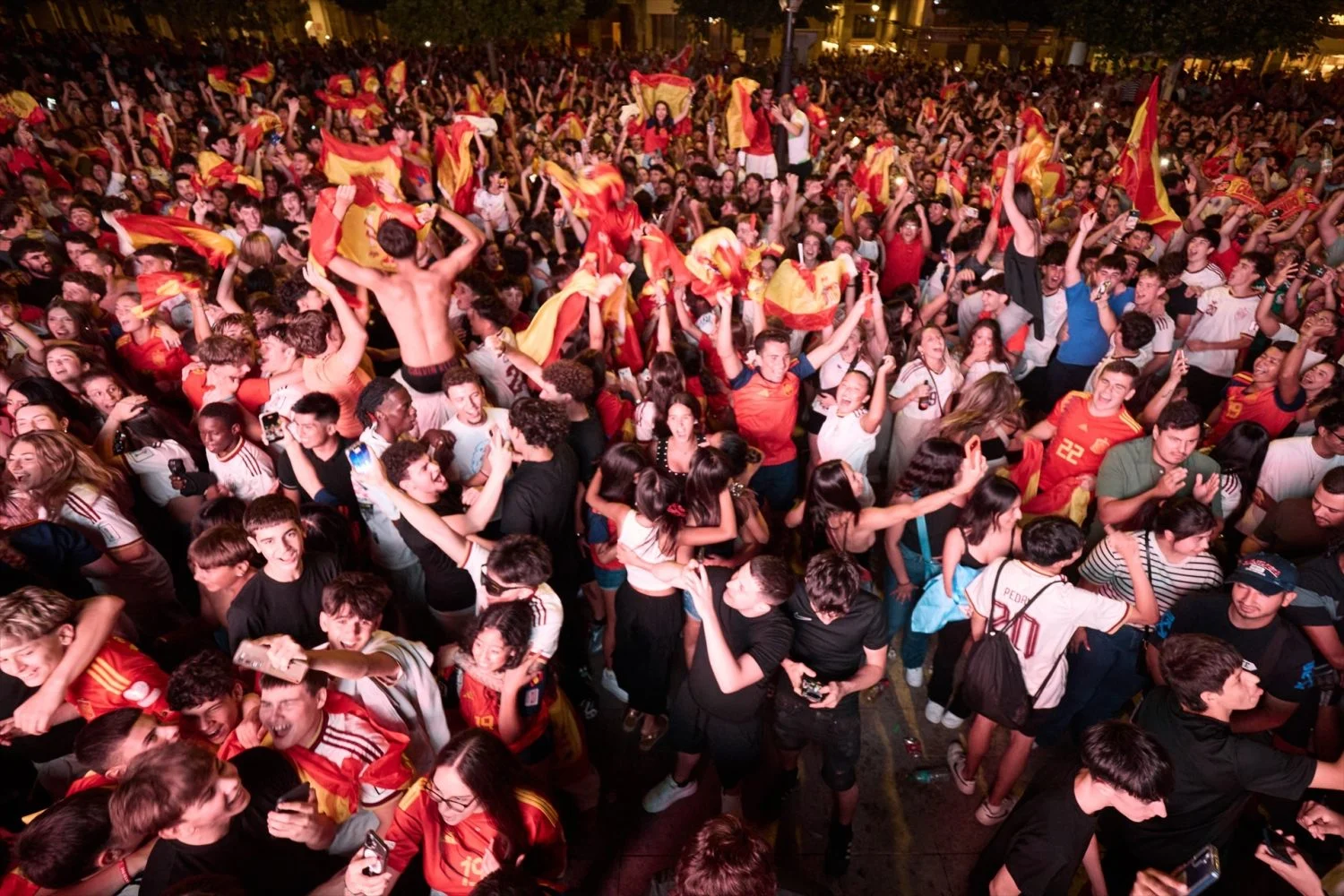 aficionados_seleccion_espanola_celebran_victoria_espana_final_mundial