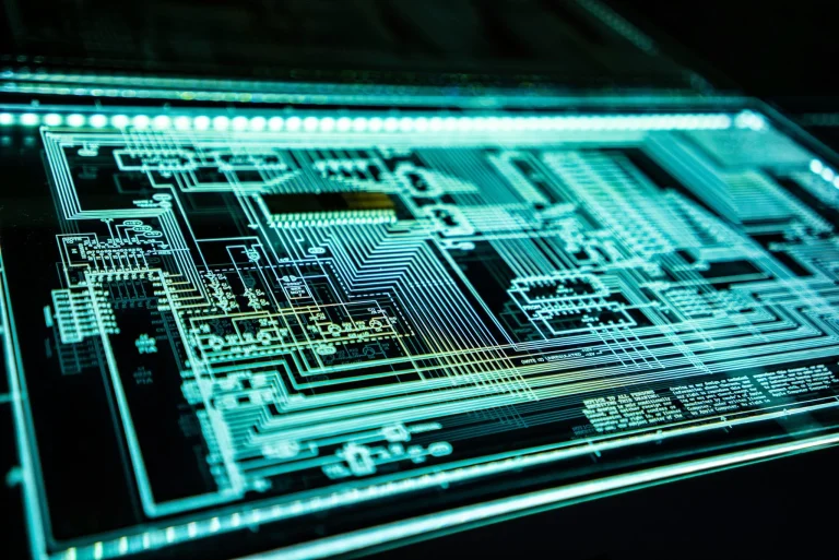 Apple demanda a OpenAI por robo de secretos que amenaza su hardware rival del iPhone