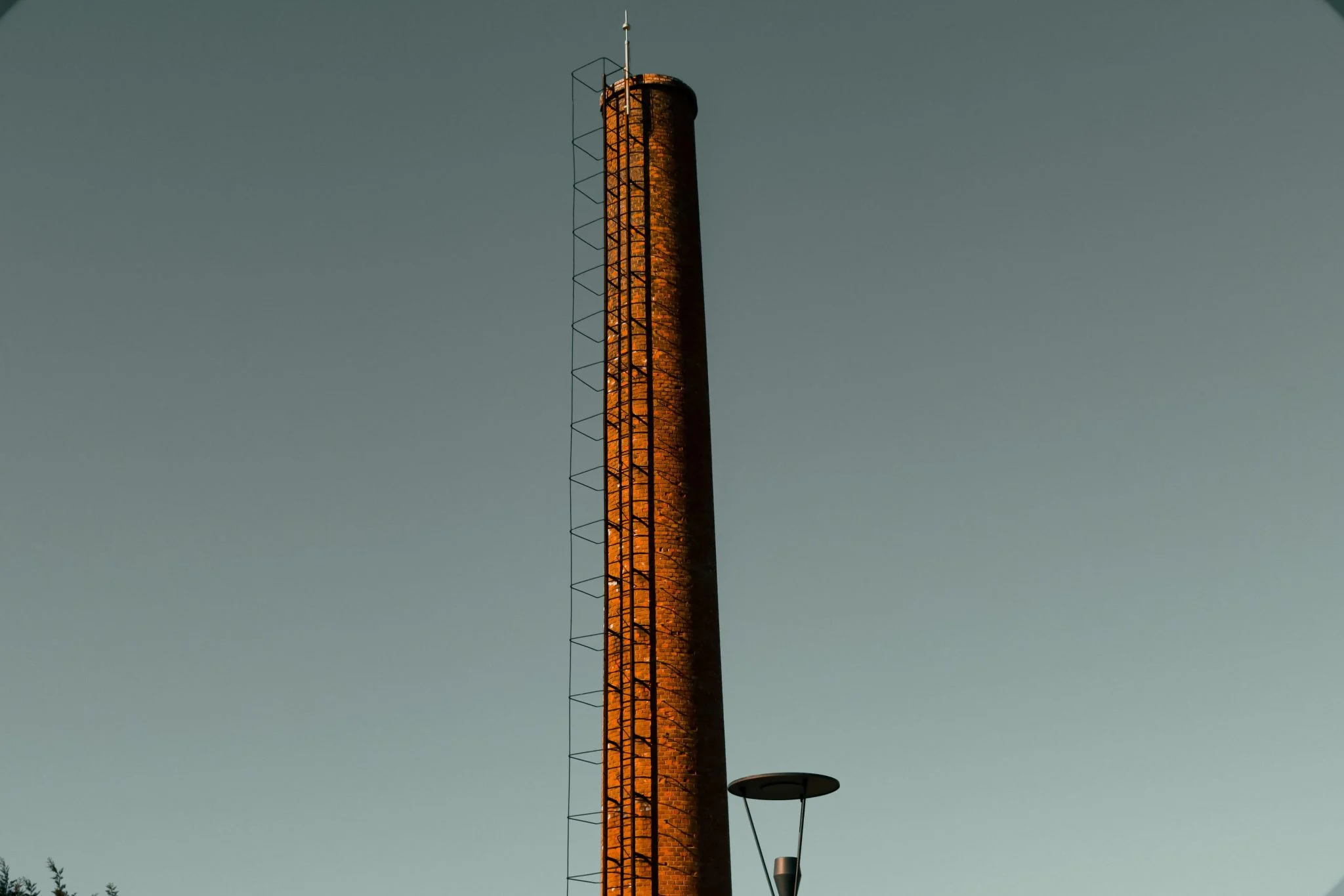 Endesa derriba las torres de la central térmica de As Pontes y la chimenea de 356 metros espera ser BIC 1 Moncloa Endesa