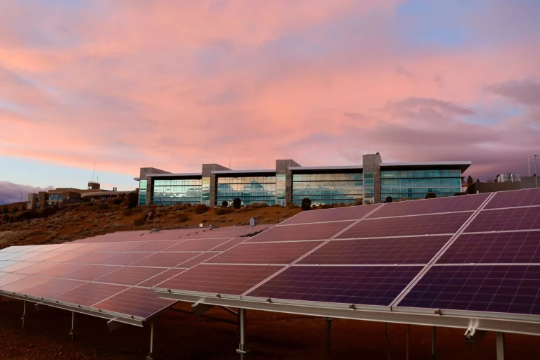 El crecimiento de energías renovables en EE.UU. añade 51,6 GW en 2025, récord pese al rechazo político