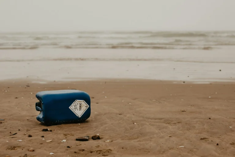 200 garrafas de combustible de narcolanchas en Doñana: el rastro de 15 km de playa que preocupa a los ecologistas