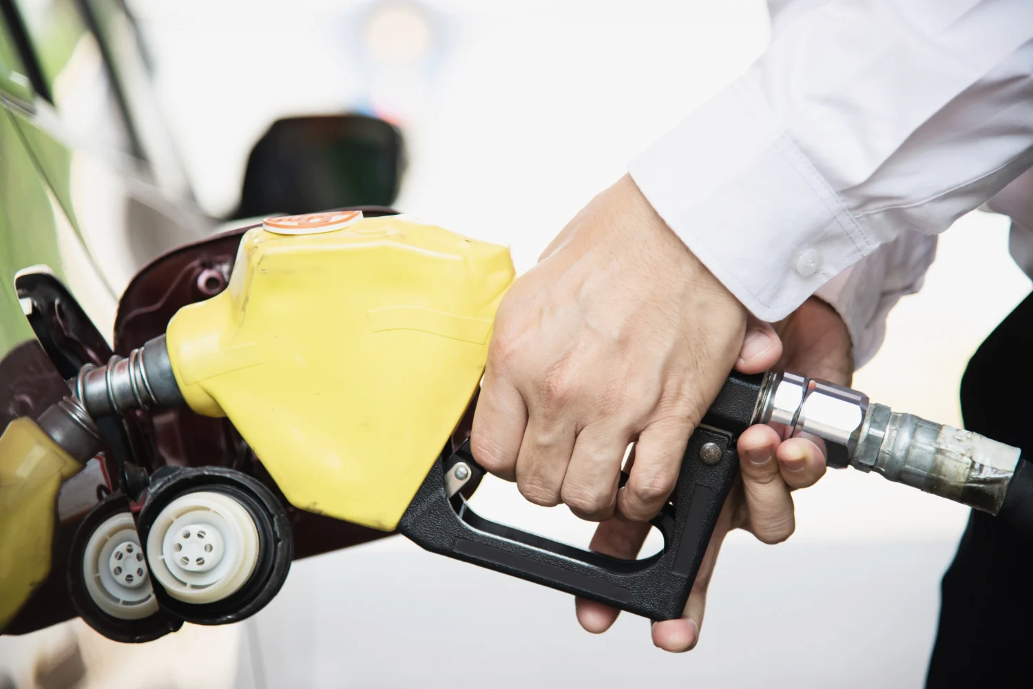 ¿Merece la pena poner gasolina 98 en un coche normal? Un mecánico avisa del error más común ¿Merece la pena poner gasolina 98 en un coche normal? Un mecánico avisa del error más común