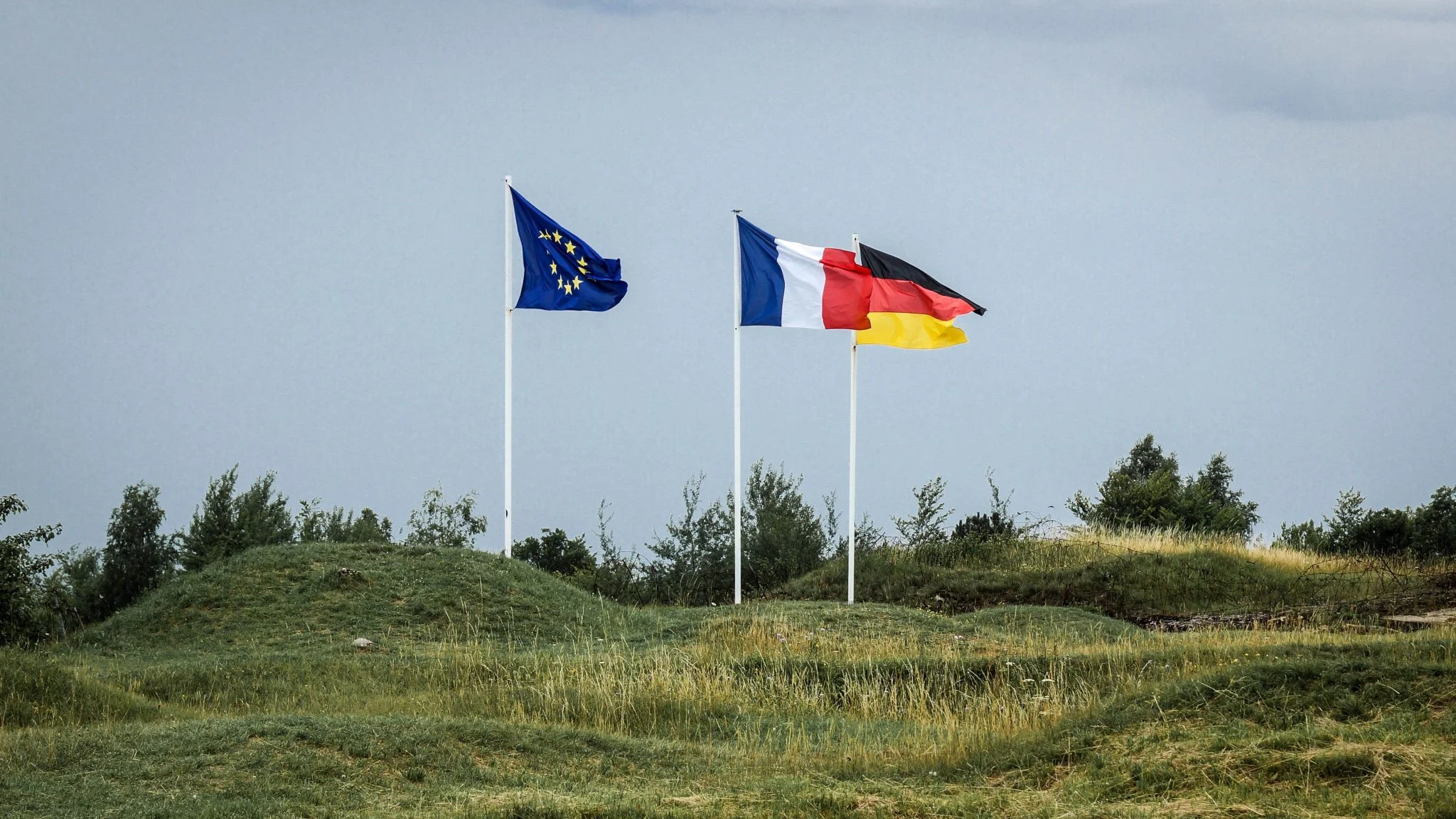 Macron y Merz negocian el futuro de la defensa europea tras el colapso del FCAS 1 Moncloa Macron disuasión nuclear
