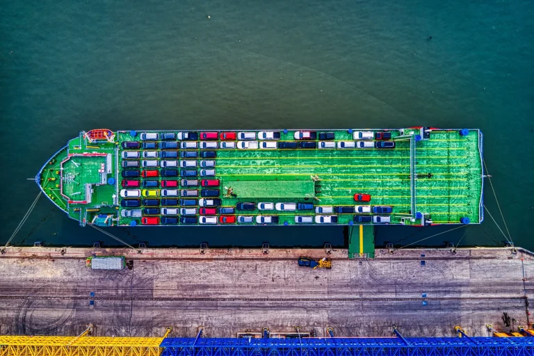 El primer barco de vehículos de MG atraca en Ferrol para validar la logística de la fábrica que creará 2.300 empleos