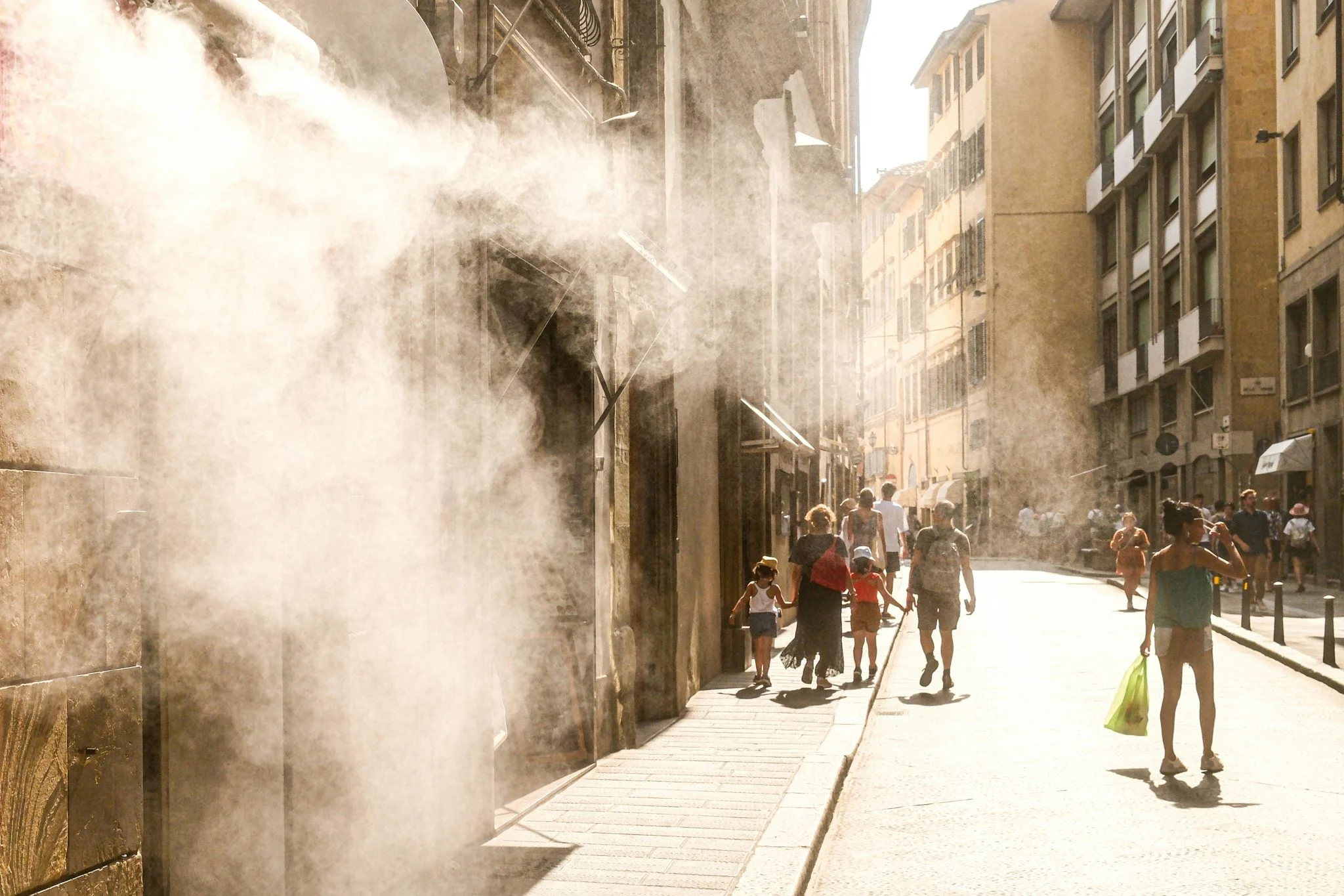 Greenpeace: solo 19 de 52 capitales españolas tienen refugios climáticos y junio registra más de 1.000 muertes por calor 1 Moncloa olas de calor 2026