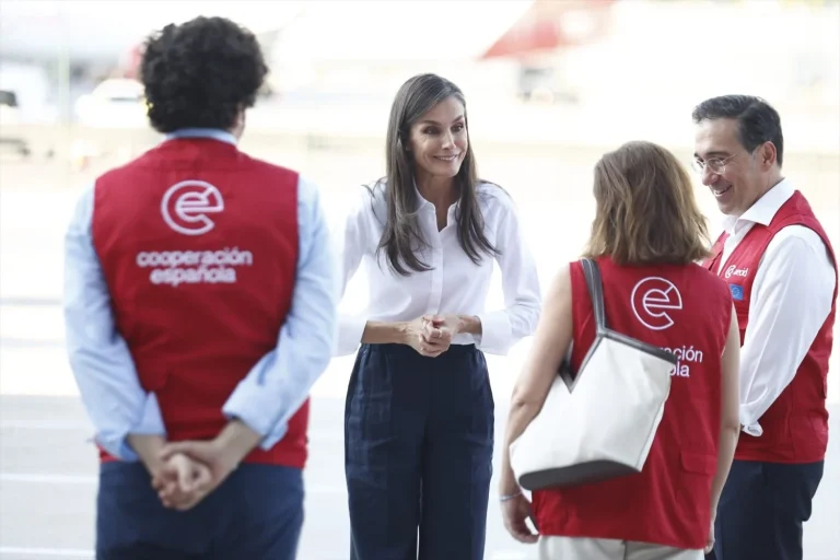 La Reina Letizia despide al equipo médico de la AECID que viaja a Venezuela tras los terremotos
