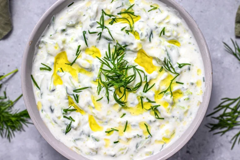 El tzatziki de calabacín: la salsa baja en calorías que triunfa en las cenas sin lactosa