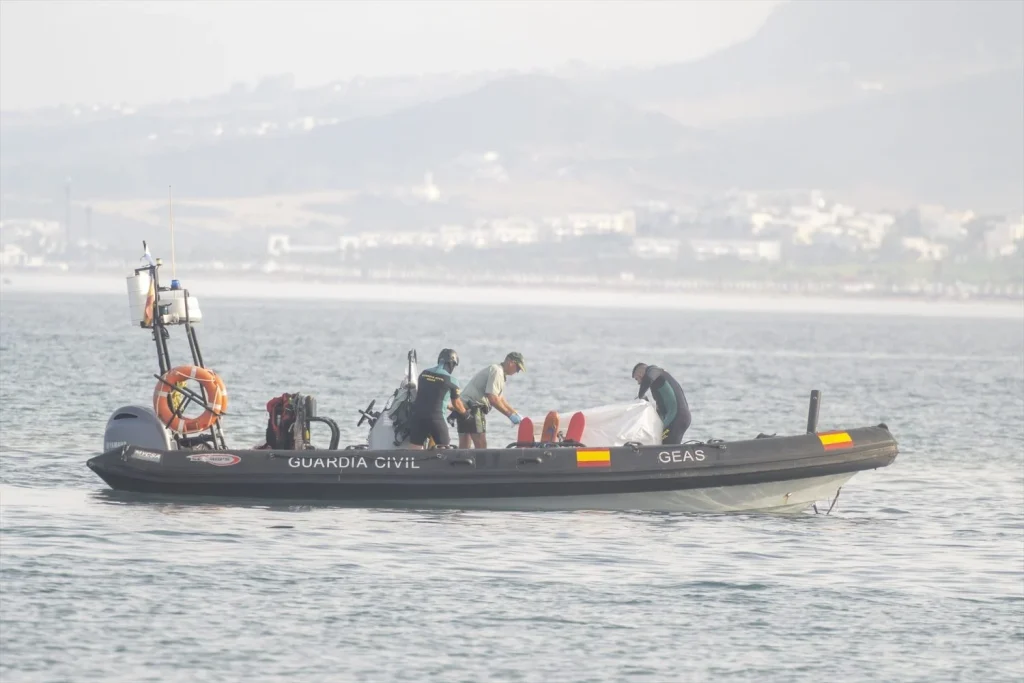 Los militares denuncian jornadas de 16 horas durante la crisis migratoria en Ceuta y Melilla 2 Moncloa Agentes de la Guardia Civil intentan proteger la frontera entre España y Marruecos. Fotos: Europa Press