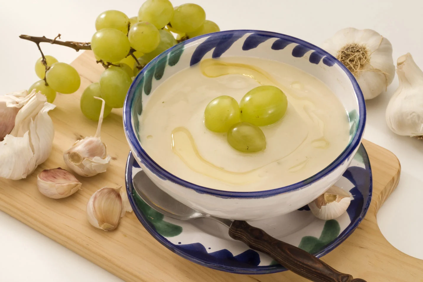 El truco de los chefs para que el ajoblanco quede suave y sin el sabor amargo del ajo El truco de los chefs para que el ajoblanco quede suave y sin el sabor amargo del ajo