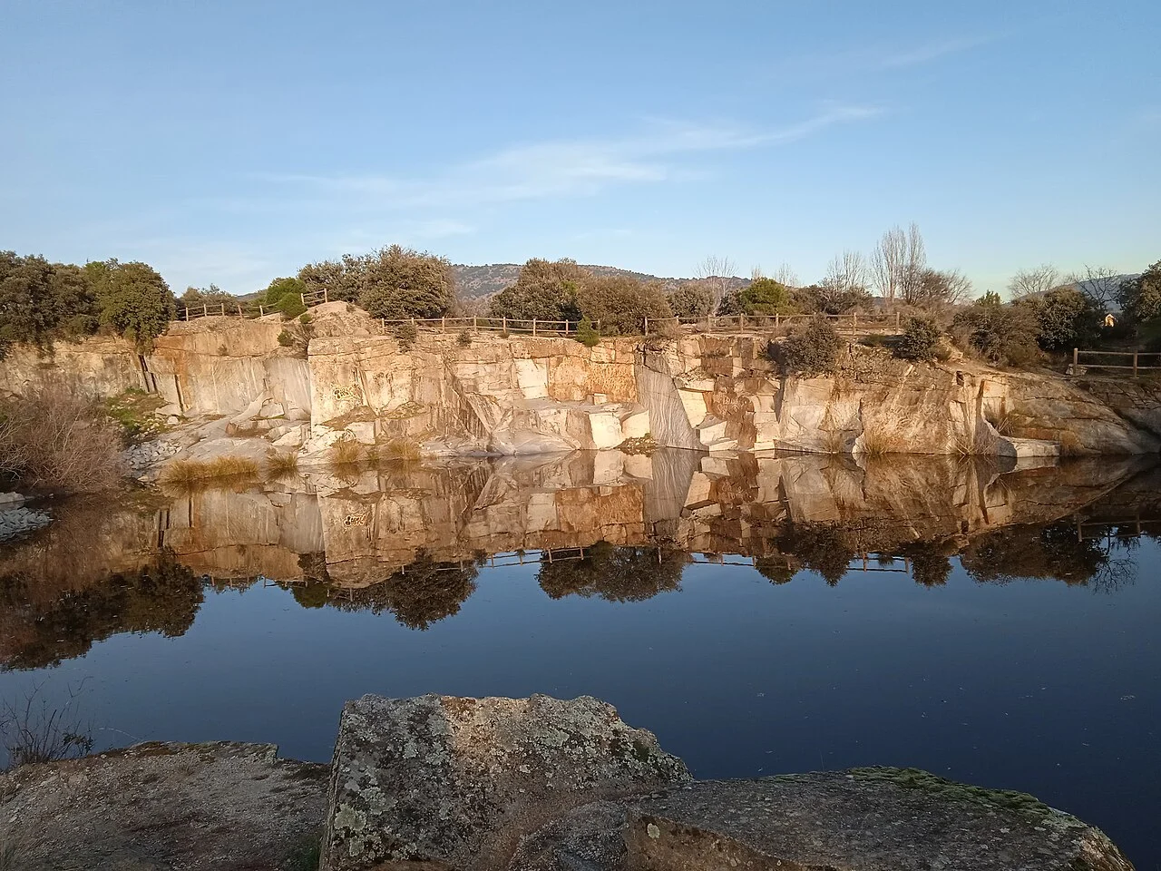 Las cárcavas de Alpedrete de la Sierra: el paisaje de arcilla roja que rivaliza con el Gran Cañón, a un paso de Madrid Las cárcavas de Alpedrete de la Sierra: el paisaje de arcilla roja que rivaliza con el Gran Cañón, a un paso de Madrid