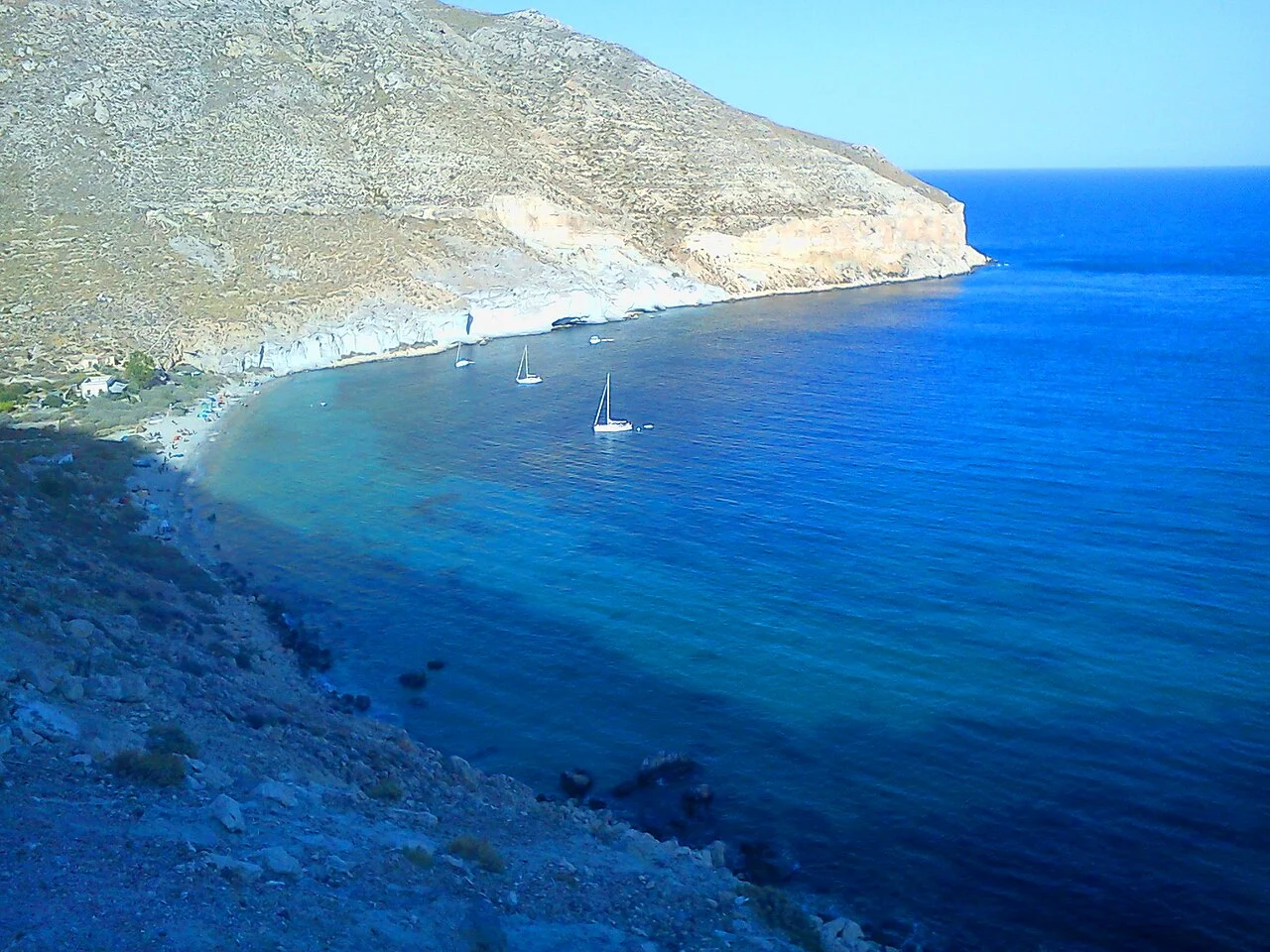 Cala de San Pedro, la playa hippie de Almería a la que solo se llega a pie o en kayak Cala de San Pedro, la playa hippie de Almería a la que solo se llega a pie o en kayak