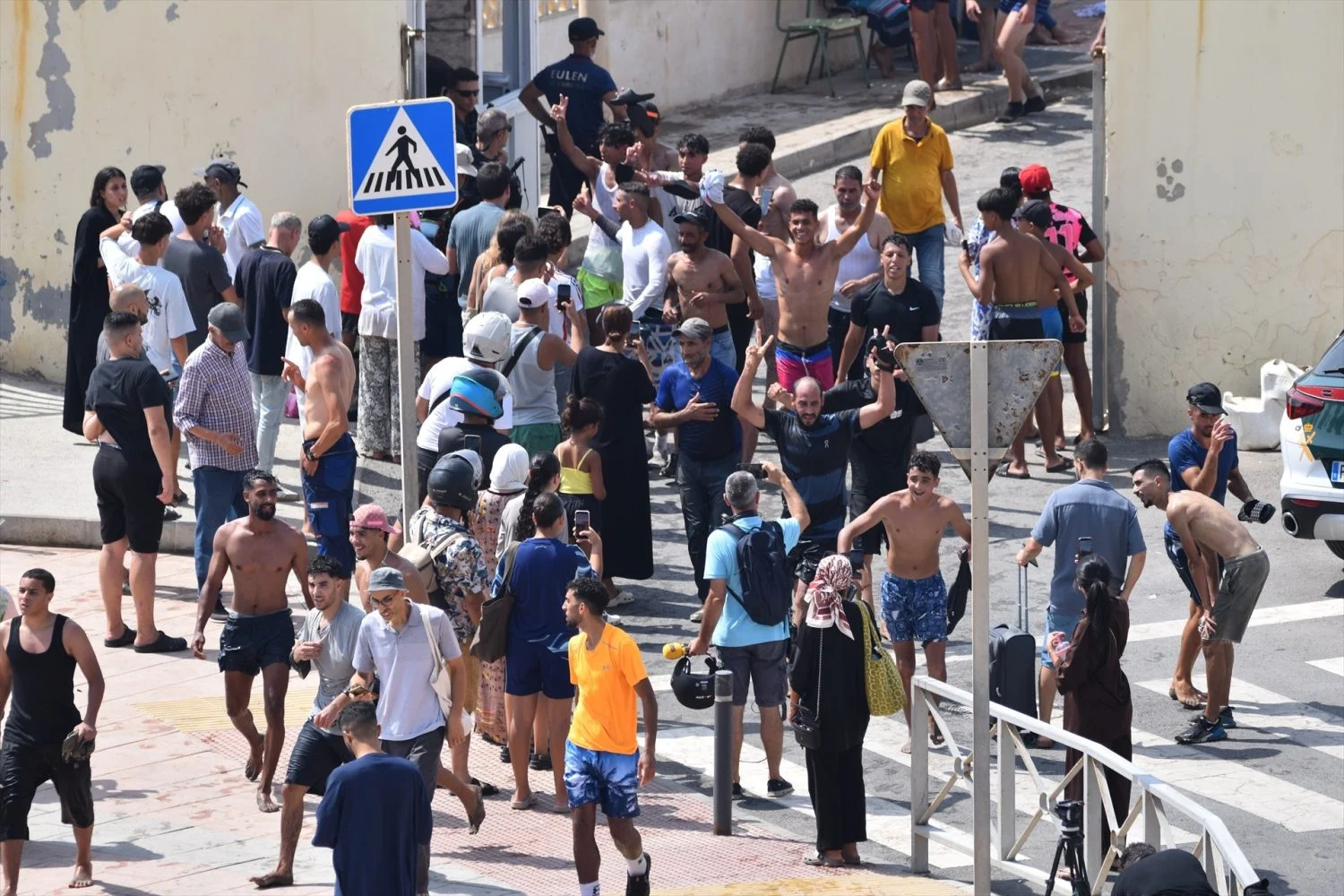 Centenares de personas de origen magrebí han cruzado a lo largo de la mañana de hoy a Ceuta desde Marruecos Centenares de personas de origen magrebí han cruzado a lo largo de la mañana de hoy a Ceuta desde Marruecos (Fuente: Agencias)