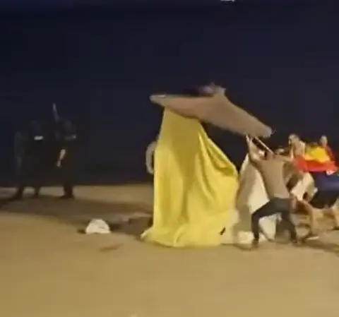 Ceuta abrir Ciudadanos de Ceuta desmantelando el campamento en la playa de los migrantes. MONCLOA