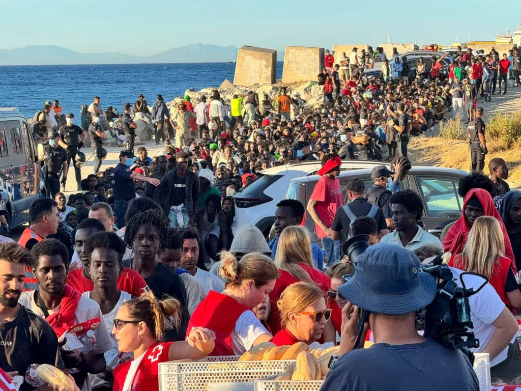 Las claves de la estrategia española frente a las amenazas híbridas del entorno marroquí 3 Moncloa Cruz Roja y la organización Sur Sur reparten alimentos básicos, a 3 de agosto de 2026, en Ceuta. Foto: Europa Press.
