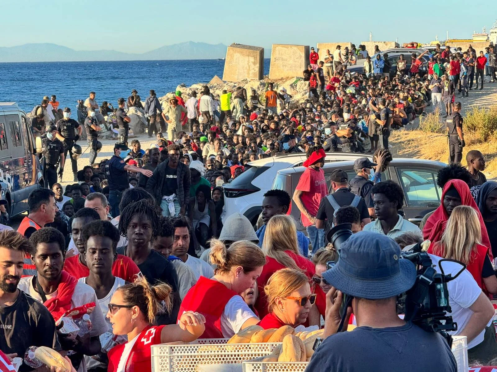 Cruz Roja y la organización Sur Sur reparten alimentos básicos, a 3 de agosto de 2026, en Ceuta. Foto: Europa Press. Cruz Roja y la organización Sur Sur reparten alimentos básicos, a 3 de agosto de 2026, en Ceuta. Foto: Europa Press.