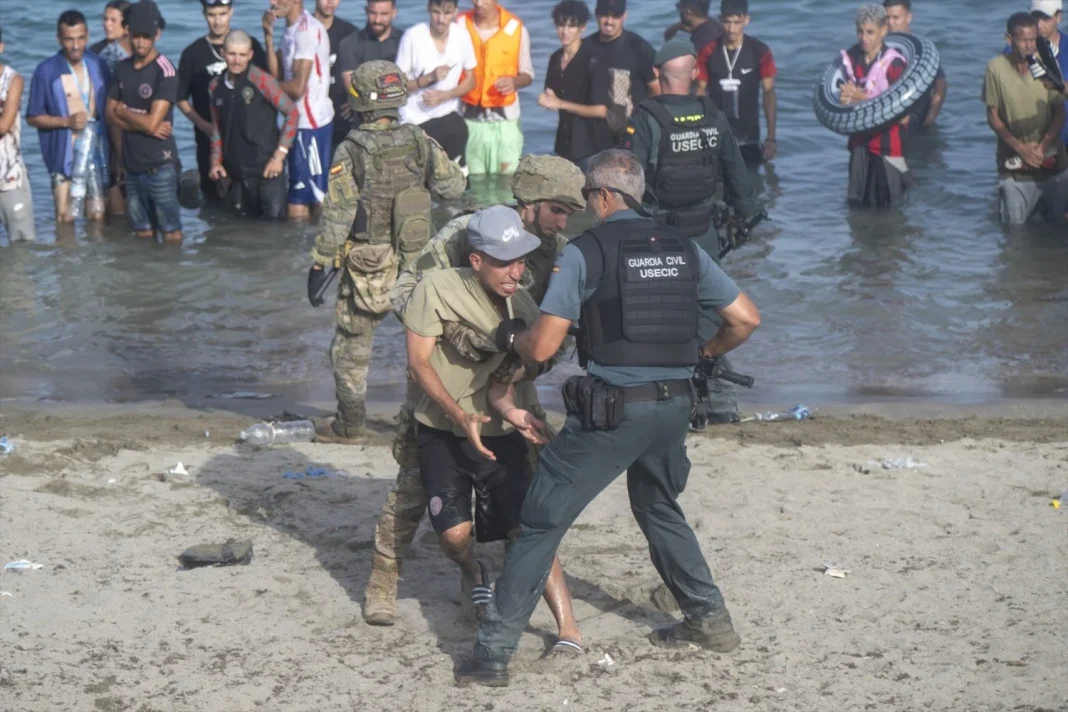 Decenas de migrantes intentan cruzar a España desde Marruecos en Ceuta Decenas de migrantes intentan cruzar a España desde Marruecos en Ceuta (Foto: Agencias) Decenas de migrantes intentan cruzar a España desde Marruecos en Ceuta (Foto: Agencias)