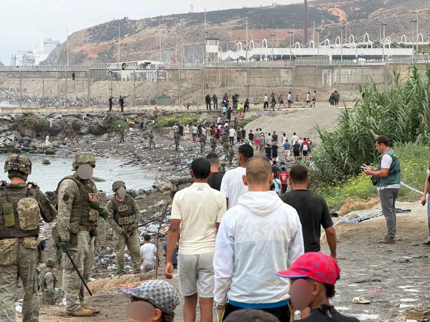 Decenas de migrantes regresan caminando a Marruecos en Ceuta Decenas de migrantes regresan caminando a Marruecos, a 31 de julio de 2026, en Ceuta. Foto: Europa Press.