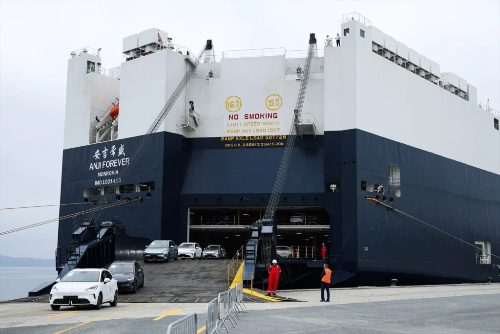 Por qué la fábrica china de SAIC en Galicia preocupa a la seguridad de España 1 Moncloa El buque de SAIC Motor durante la celebración del acto de recepción oficial e institucional del primer buque transportador de vehículos del gigante automotriz chino SAIC Motor en Ferrol. Foto: Europa Press.