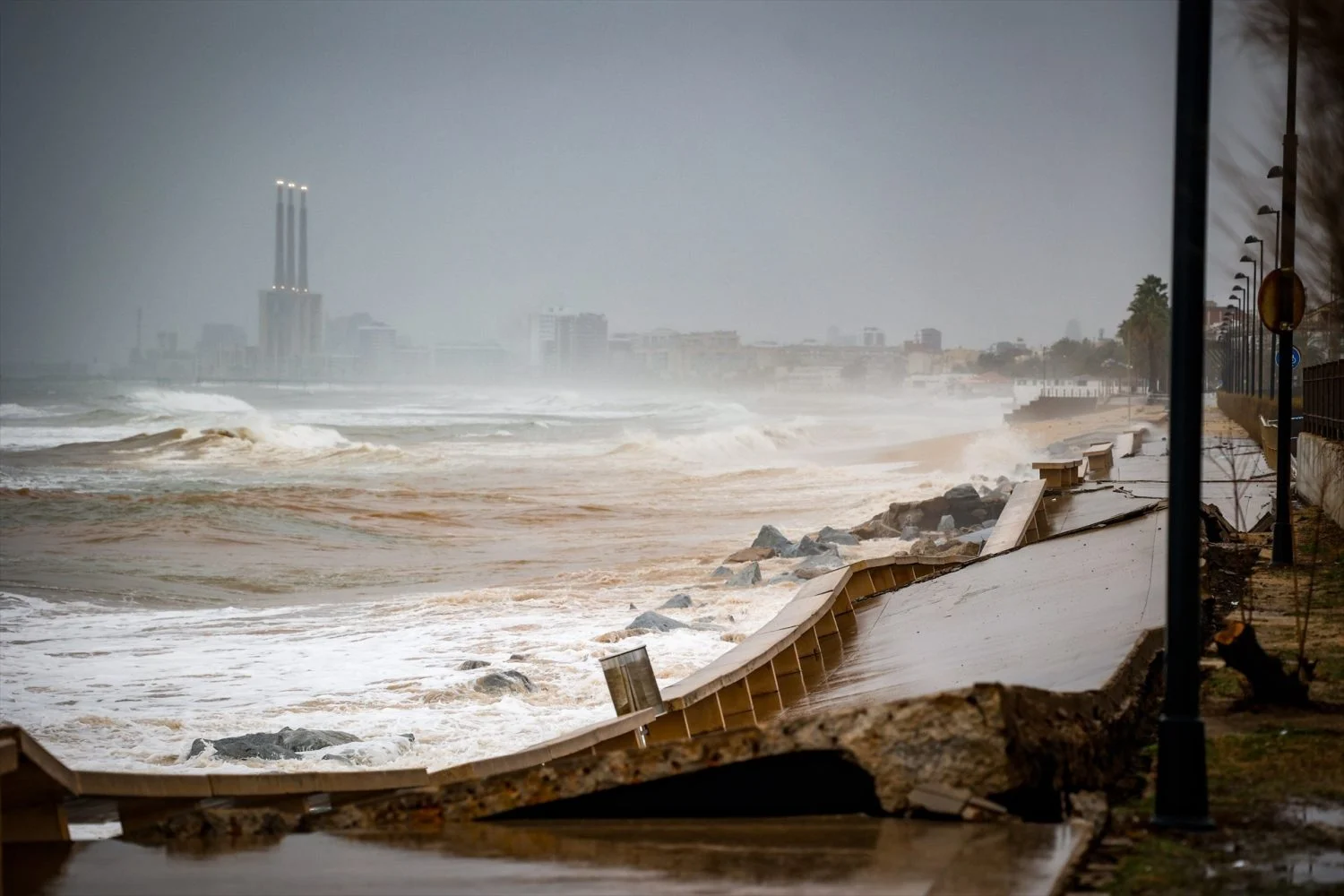 EuropaPress_7231769_paseo_maritimo_playa_barca_maria_afectado_temporal_maritimo_playa_barca