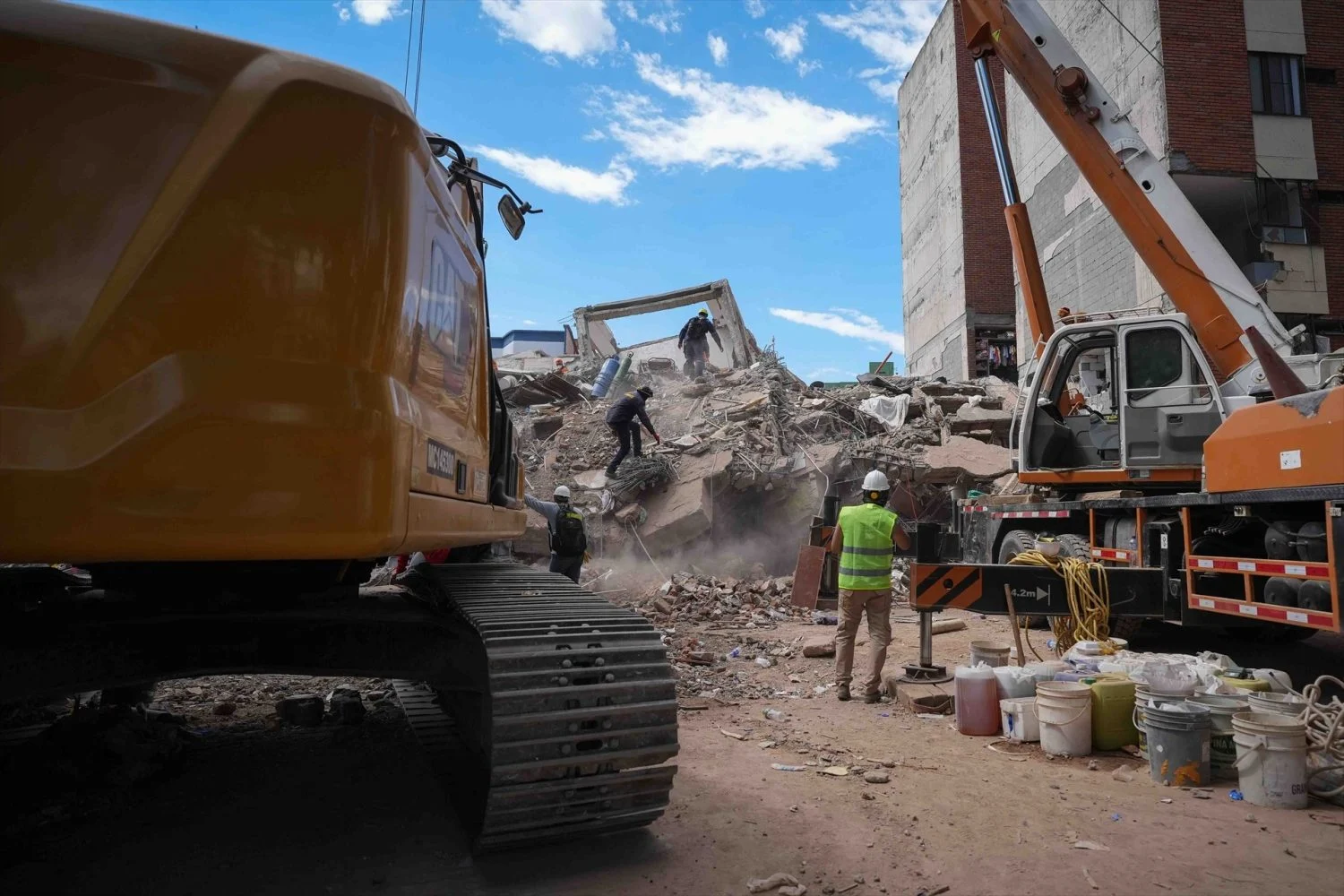 EuropaPress_7713638_cali_aug_14_2026____rescuers_work_amid_the_rubble_in_cali_colombia_aug_13