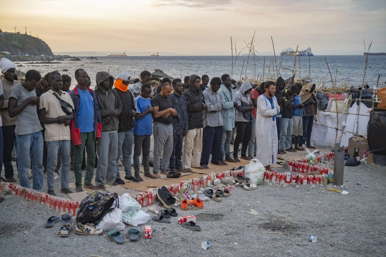 EuropaPress_7721846_varios_inmigrantes_rezan_playa_19_agosto_2026_ceuta_espana_ceuta_sigue
