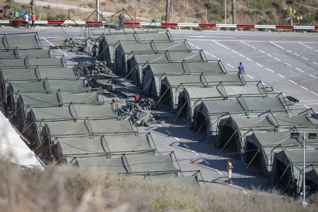 Al Gobierno le toca dar explicaciones en el Congreso por la invasión de Ceuta: 8 ministros en cinco días 1 Moncloa EuropaPress 7723196 varias tiendas campana 20 agosto 2026 ceuta espana ministerio defensa Moncloa