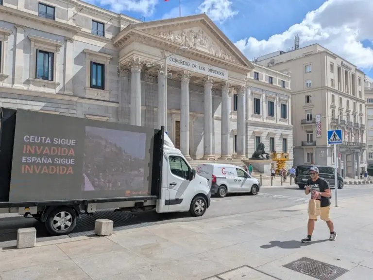 Acción de HazteOír en el Congreso. CEDIDA