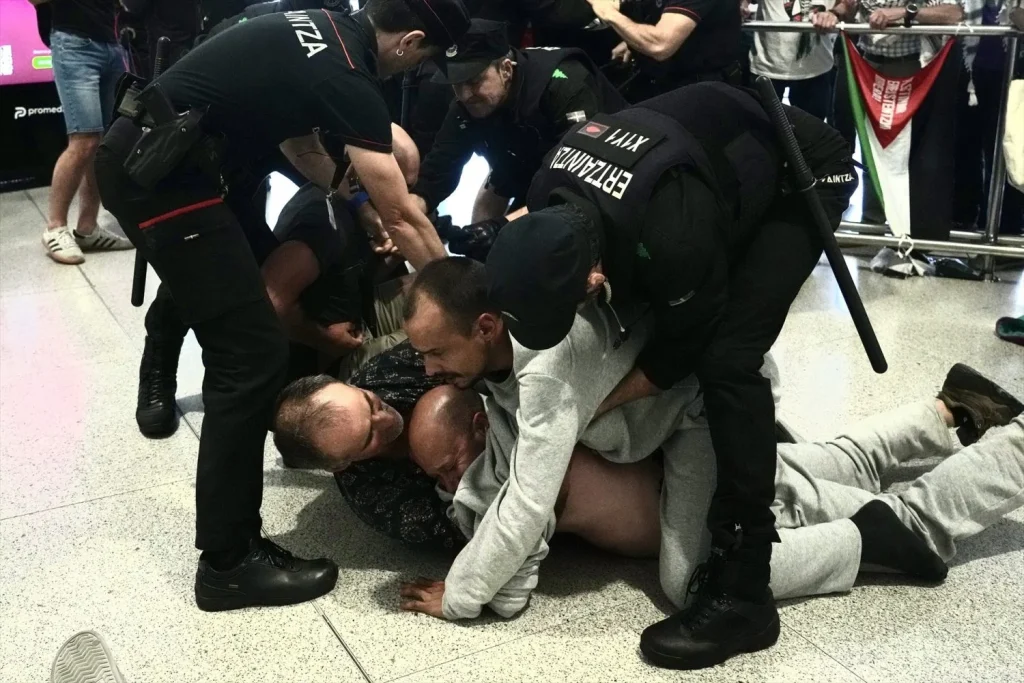 La Ertzaintza denuncia más agresiones y exige responsabilidades por la falta de efectivos policiales 2 Moncloa Miembros de la Ertzaintza detienen a varios activistas en el aeropuerto de Bilbao. Foto: Europa Press.