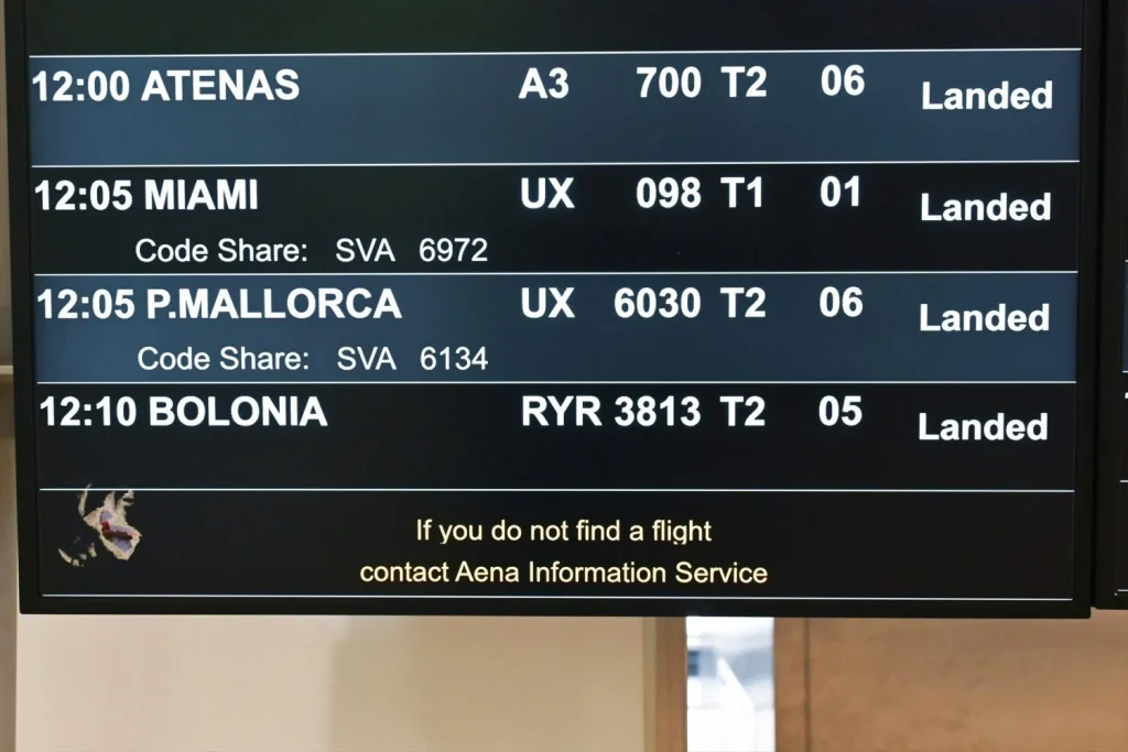 Los policías avisan que los controles a Italia agravarán el colapso en los aeropuertos 1 Moncloa Panel informativo de un vuelo procedente de Bolonia, en la T2 en Madrid. Foto: Europa Press.