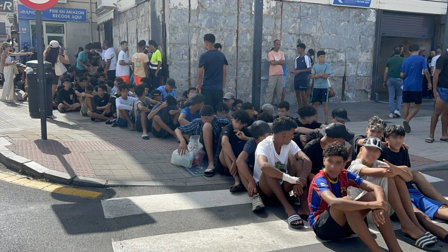 Un grupo de menores espera para ser filiado en una comisaría de la Policía Nacional en Ceuta Un grupo de menores espera para ser filiado en una comisaría de la Policía Nacional en Ceuta. Foto : Europa Press.