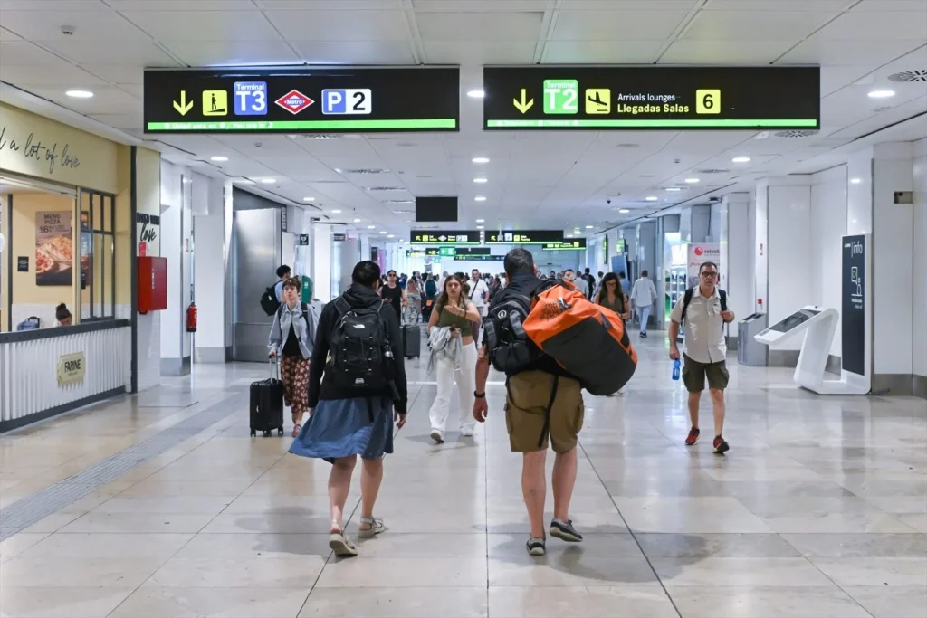 Los policías avisan que los controles a Italia agravarán el colapso en los aeropuertos 2 Moncloa Varias personas en la zona de llegadas de la T2, a 9 de agosto de 2026, en Madrid. Foto: Europa Press