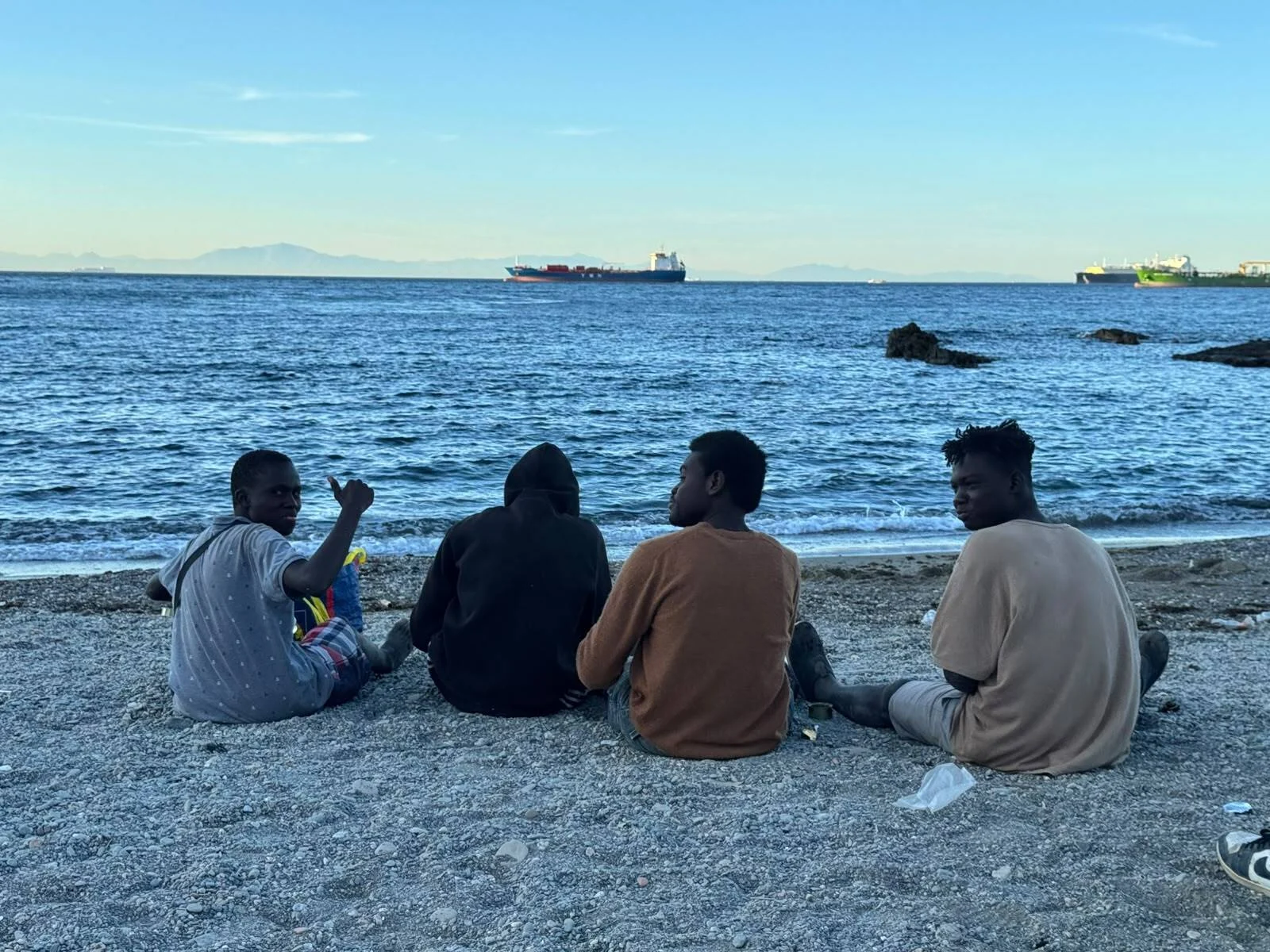 Varios migrantes en la playa del Trampolín, a 3 de agosto de 2026, en Ceuta Varios migrantes en la playa del Trampolín, a 3 de agosto de 2026, en Ceuta. Foto: Europa Press.