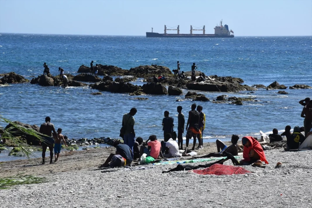 Varios migrantes en la playa del Trampolín en Ceuta. Foto: Europa Press. Varios migrantes en la playa del Trampolín en Ceuta. Foto: Europa Press.