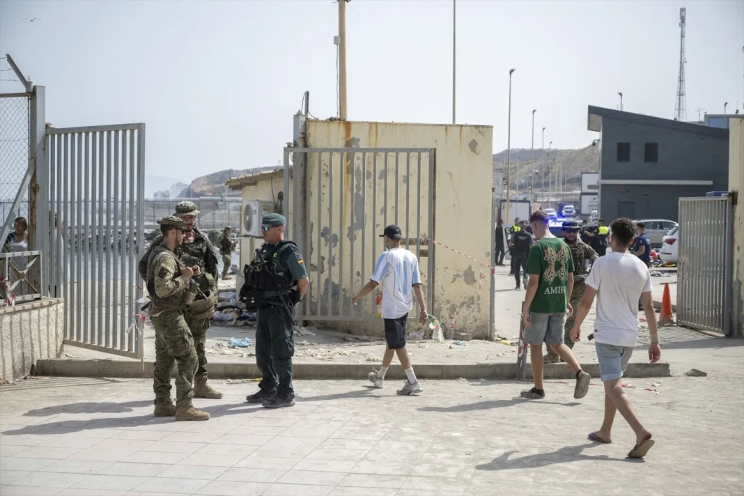 Varios migrantes vigilados por militares en Ceuta Varios migrantes vigilados por militares en Ceuta. Foto: Ceuta.