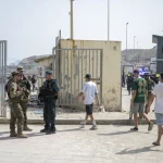 Defensa suspende los permisos militares en Ceuta ante el temor a otra avalancha: así podría intervenir el Ejército