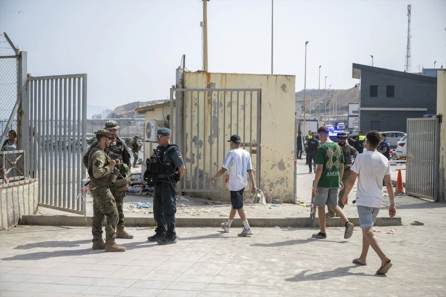 Varios migrantes vigilados por militares en Ceuta Varios migrantes vigilados por militares en Ceuta. Foto: Ceuta.