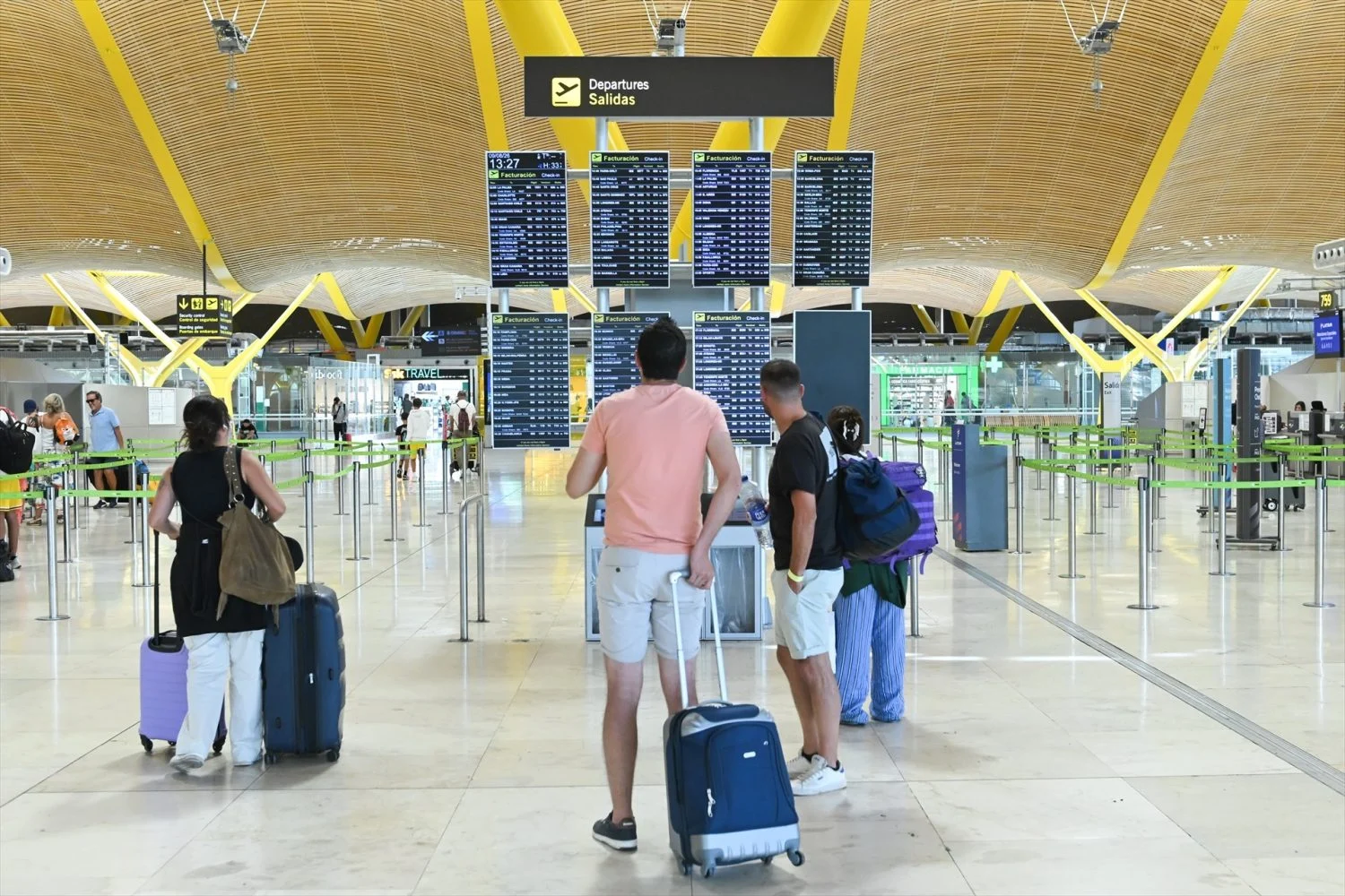 Varios viajeros consultan los paneles informativos sobre vuelos, en la T4 en Madrid Varios viajeros consultan los paneles informativos sobre vuelos, en la T4, a 9 de agosto de 2026, en Madrid. Foto: Europa Press.