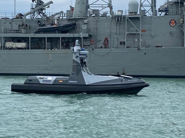 La Armada española apuesta por los USV para transformar la guerra naval multimisión del futuro 2 Moncloa Vehículo no tripulado de superficie SEAD23 en la Base Naval de Rota
Vehículo no tripulado de superficie SEAD23 en la Base Naval de Rota. Fuente: Armada.
