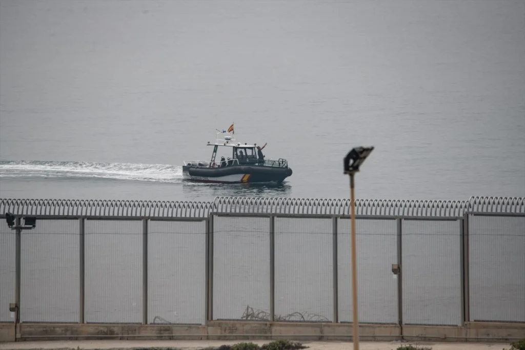Cae una gigantesca red criminal dedicada al tráfico de personas en el Mediterráneo 3 Moncloa Vista de la frontera entre España y Marruecos en Ceuta. Foto: Europa Press.