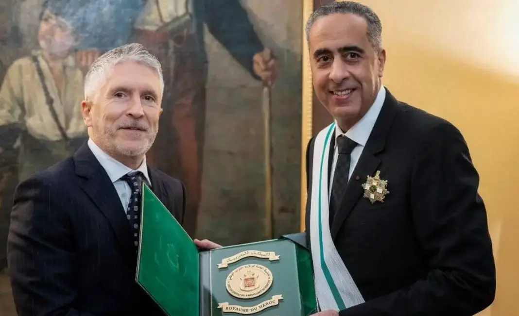 abdellatif y marlaska EP Abdellatih Hammouchi, director de los servicios secretos de Marruecos, recibiendo de manos de Grande-Marlaska la medalla al mérito de la Guardia Civil. AGENCIAS
