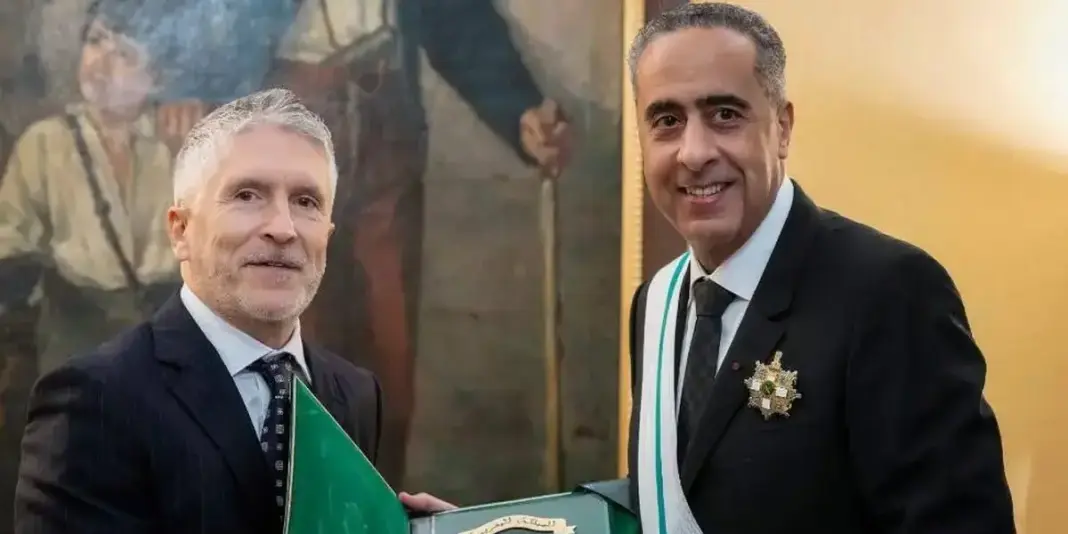 abdellatif y marlaska EP Abdellatih Hammouchi, director de los servicios secretos de Marruecos, recibiendo de manos de Grande-Marlaska la medalla al mérito de la Guardia Civil. AGENCIAS