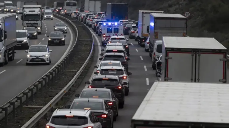 Si vuelves de vacaciones el domingo o lunes, la DGT ya avisa: serán las horas más colapsadas