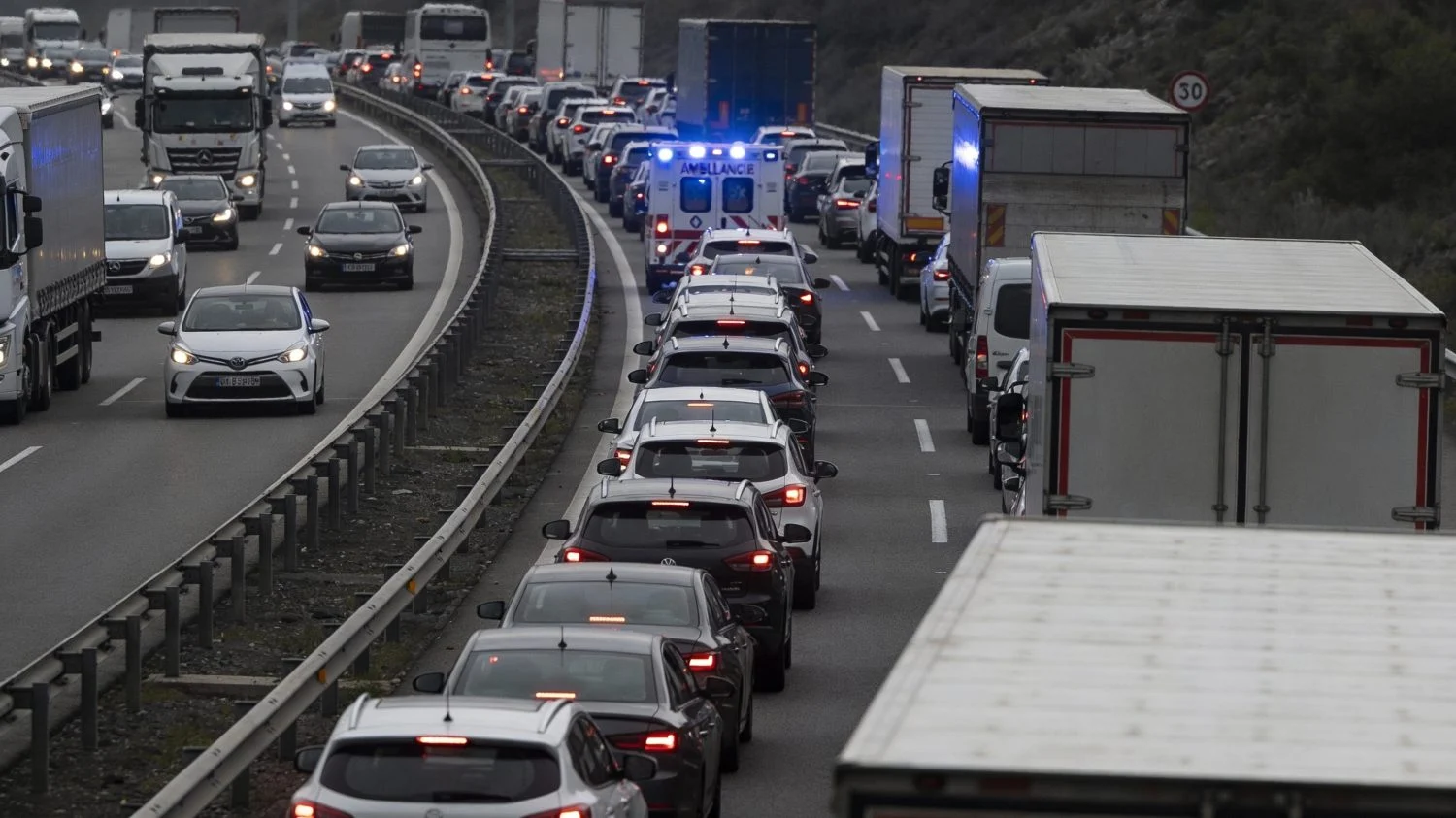 La DGT avisa de la multa de 200 euros que casi todos cometen en autovía: el error con el carril izquierdo que no se perdona La DGT avisa de la multa de 200 euros que casi todos cometen en autovía: el error con el carril izquierdo que no se perdona