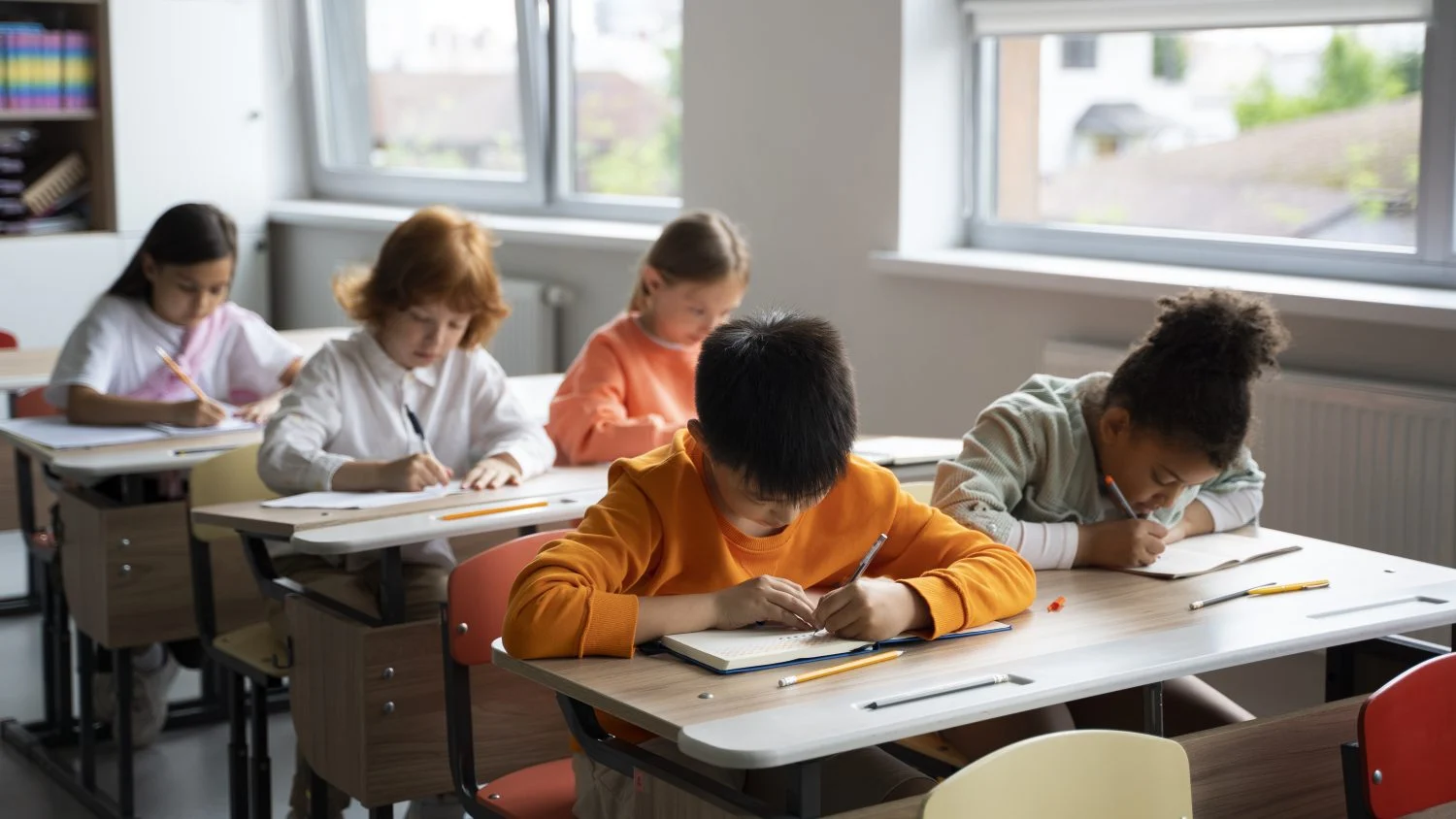 estudiantes-aprendiendo-en-la-escuela-en-su-salon-de-clases