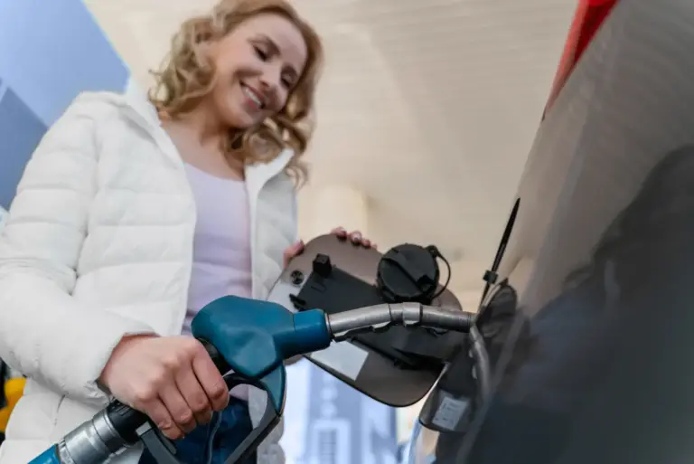 Si vas a repostar en Cepsa o Ballenoil este domingo, cuidado: llenar el coche ya supera los 103 euros