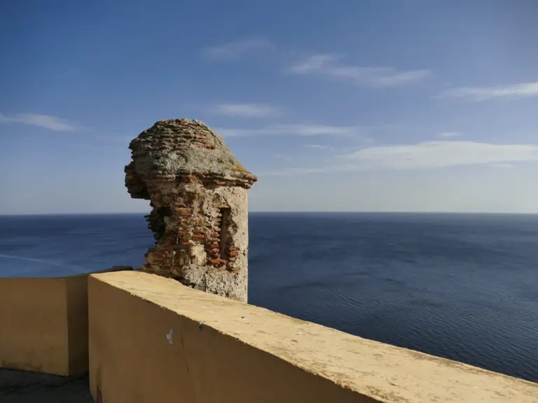 Marlaska anuncia 35 millones para ampliar los espigones de Ceuta y pide calma ante la crisis migratoria