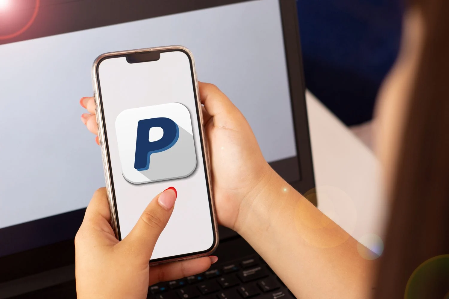 mujer-interactuando-con-el-telefono-celular-con-paypal