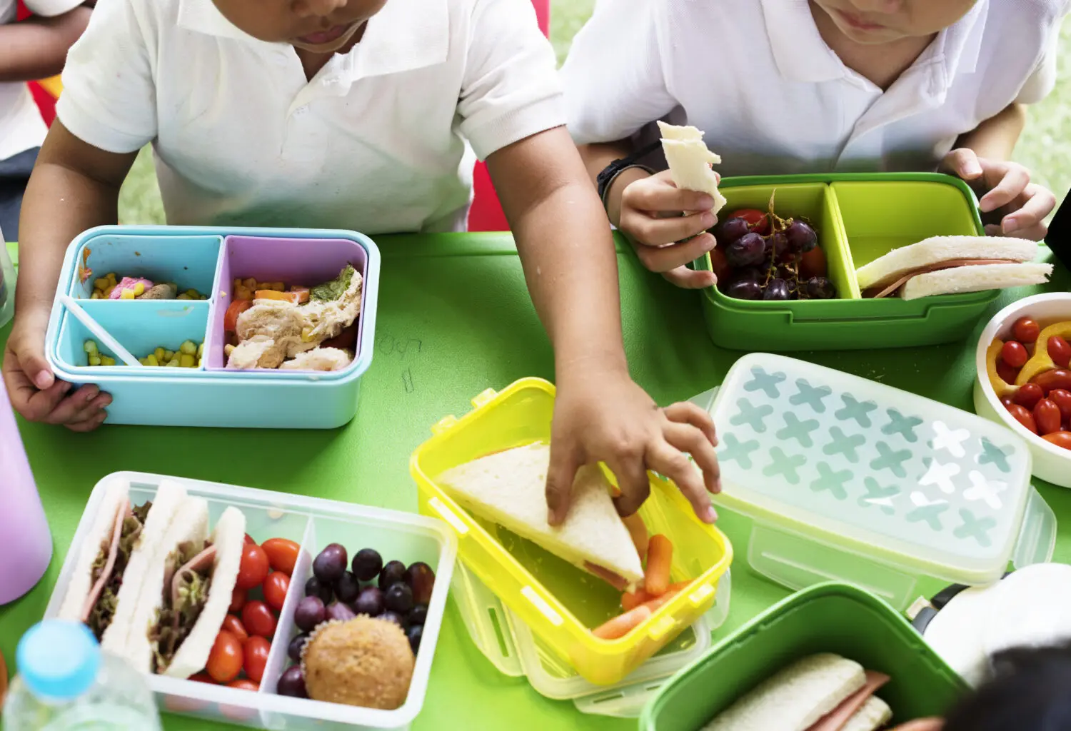 ninos-almorzando-en-la-escuela-primaria